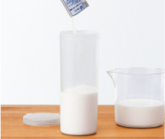 熱湯消毒をした内容器※に牛乳を入れ、粉末種菌、又は種ヨーグルトを入れます。